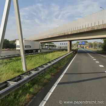 A16 richting Rotterdam urenlang afgesloten vanwege aardappelpulp op de weg