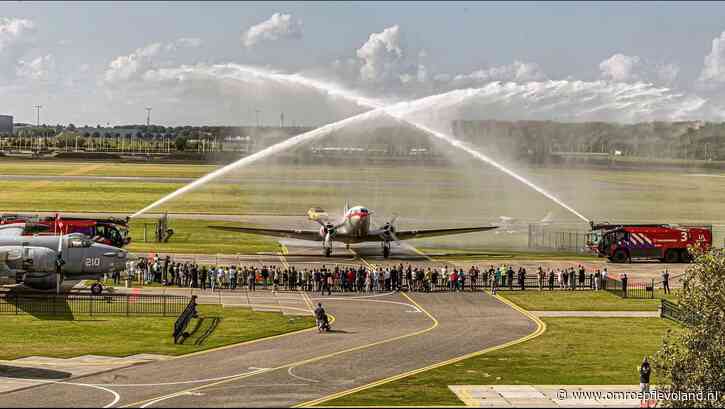 Lelystad - Historische Dakota maakt laatste vlucht vanaf Lelystad Airport