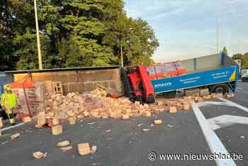 Vrachtwagen verliest lading stenen op E40: drie rijstroken versperd
