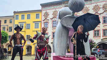 „Dancing in the rain“: Star-Designer tanzt in Wasserburg auf gegen „die Dauer-Nörgler“