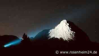 Lichtsignale aus Felswand lösen nächtlichen Großeinsatz aus – doch es war alles ganz anders