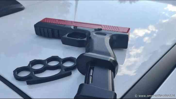 Almere - Jongen betrapt met boksbeugel en BB-gun, politie in gesprek met ouders