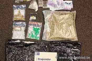 Dealer stockeert drugs in wagen, jongere broer met enkelband probeert gsm stuk te slaan