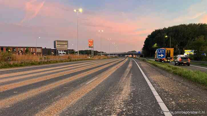 Vrachtwagen verliest pulp en veroorzaakt lange file: 'Weg was spiegelglad'