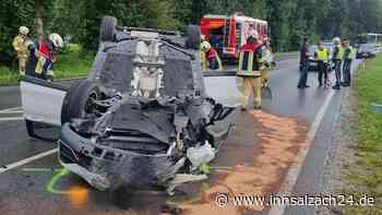 Heftiger Unfall in Ebbs: Auto kracht gegen Baum und überschlägt sich