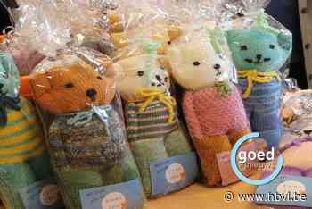 Bewoners WZC Melderthof breien knuffelbeertjes voor nieuwe leerlingen van basisschool Domino