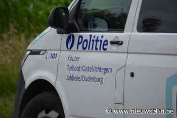 Bestuurder laat bestelwagen achter na crash in gracht en vlucht weg