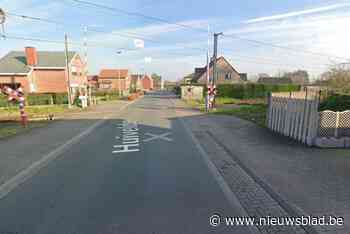 Persoon overleden nadat auto gegrepen wordt door trein in Zele