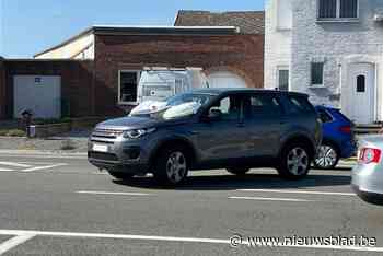 Auto rijdt in op voorligger aan op- en afrittencomplex E40