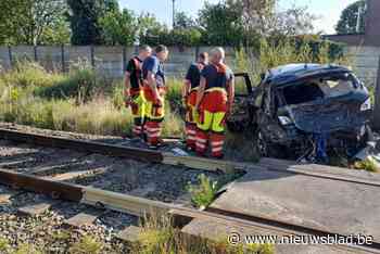 Bejaarde man overleden nadat auto gegrepen wordt door trein aan spooroverweg in Zele