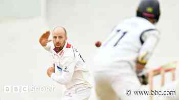 Leach takes five as Bears draw at home to Somerset