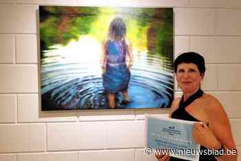 Schilderij Griet Stes favoriet bij zowel cultuurraad als kunstenaars én bezoekers op Kruiswegexpo: “Dit is een unicum”