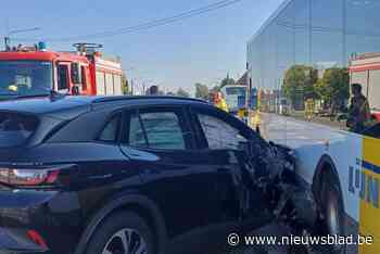 Volkswagen botst tegen geparkeerde Lijnbus: één lichtgewonde