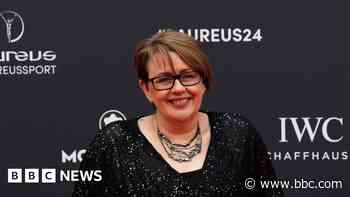Tanni Grey-Thompson forced to 'crawl off' train