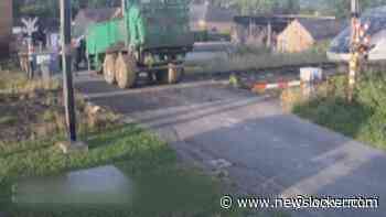 In beeld: trein rampt trekker met aanhang