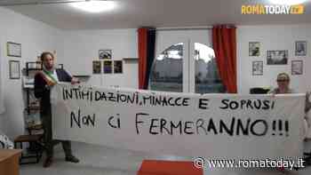 VIDEO | Minacciata con una bara di fronte all'associazione a Tor Bella Monaca: l'assessore Zevi incontra Tiziana Ronzio