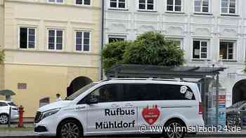 „Reinfall und Rückschritt“: Kritik am Mühldorfer Rufbus reißt nicht ab – Gefahr für den Handel?