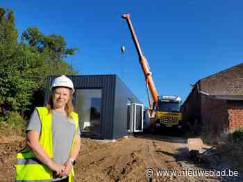 Mobiele zorgwoning geplaatst aan oude vierkantshoeve om familie uit de nood te helpen: “Ze werd kant-en-klaar geleverd”