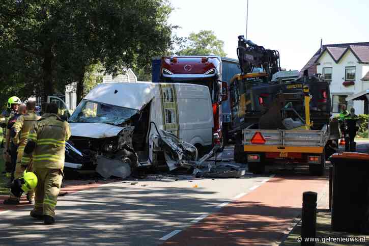 Ravage na frontale botsing tussen graafmachine en bestelbus