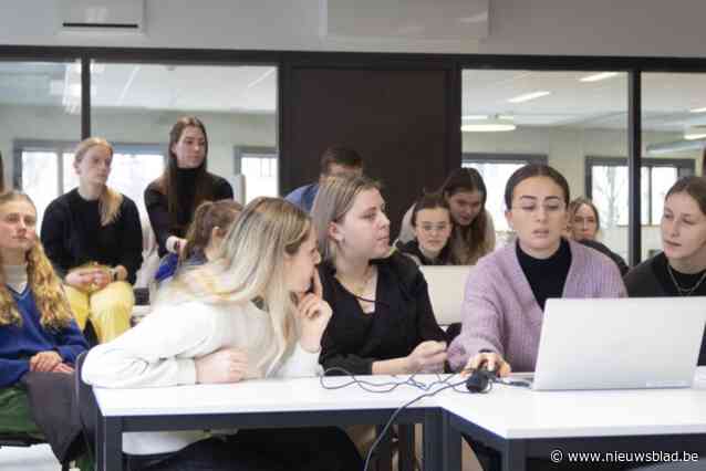 Antwerpse studenten verpleegkunde scherpen digitale vaardigheden aan: “Wie kiest voor zorg, kiest voor werken met mensen, maar data is niet weg te denken”