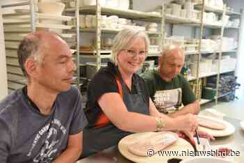 Burgemeester helpt mee om relatiegeschenken te maken bij Plek35