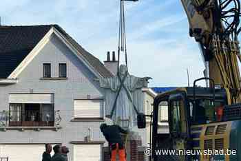 En toen kwam Christus van zijn sokkel: standbeeld verdwijnt tijdelijk voor heraanleg dorpsplein