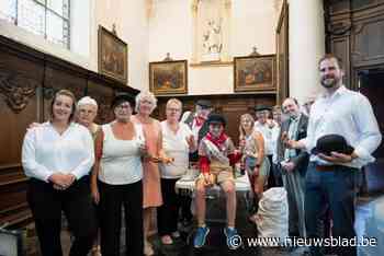 Patatje Seppe helpt bij inpakken voor Gouden Patattenworp