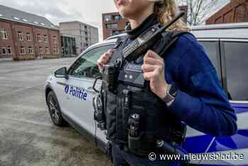 Vermeende drugsdealer riskeert dertig maanden cel nadat hij inrijdt op politie: “Eén inspecteur werd geraakt, de andere kon net wegspringen”