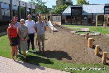 “Smullen van bessen en eetbare bloemen”: betonnen speelplaats De Vierklaver wordt groen paradijsje voor kleuters
