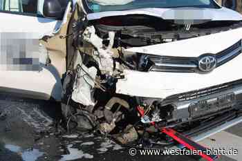 Zwei Autos prallen auf Bundesstraße zusammen