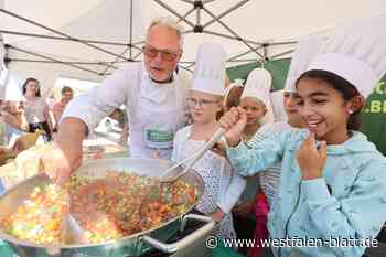 Spitzenkoch Markus Haxter in der Fußgängerzone von Bad Driburg