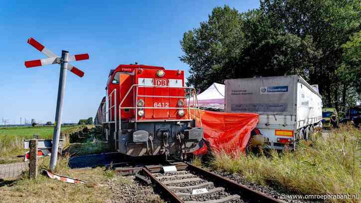 Man (25) omgekomen bij botsing tussen goederentrein en vrachtwagen