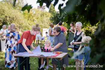 Kinderen uit de buurt en kunstenares pimpen boszone in Caputsteenpark: “Ze bouwden en knutselden erop los”