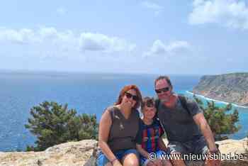 Jurgen, Daisy en zoon Lander moeten dag langer in Ibiza blijven door IT-storing op luchthaven Eindhoven: “We proberen ervan te genieten”