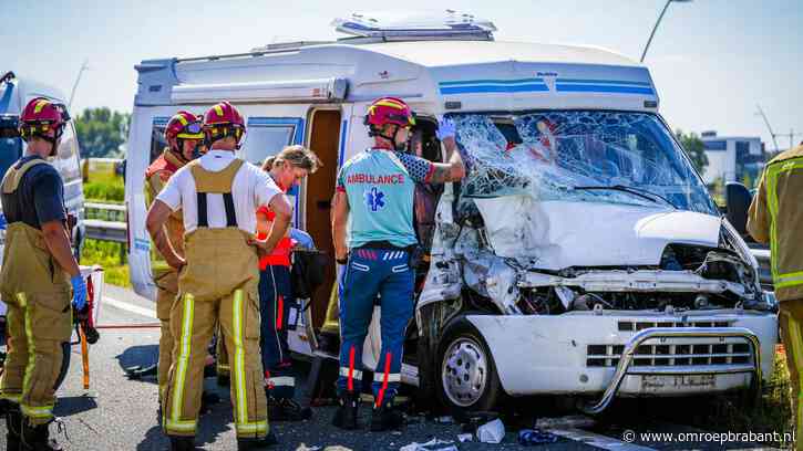 Slachtoffers bekneld nadat camper op A2 achter op vrachtwagen botst