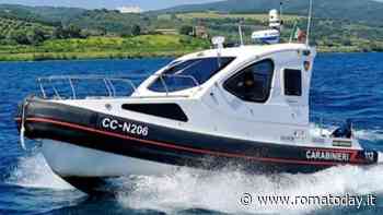 Lago di Bracciano, barca a vela si capovolge in acqua: salvato un uomo