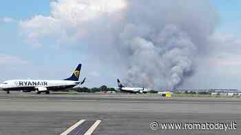 Chiusa una pista dell'aeroporto di Fiumicino per l'incendio tra Roma e Maccarese