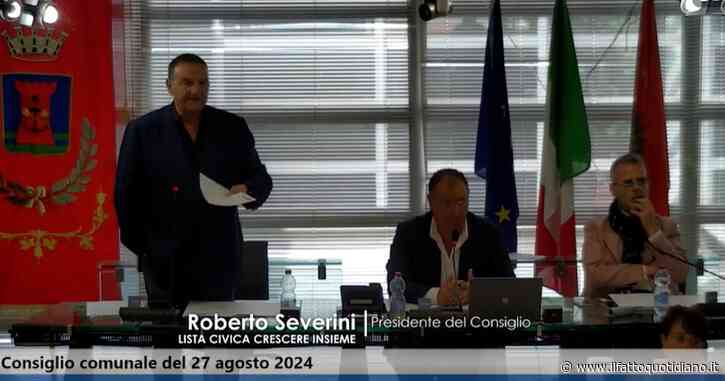 “La bandiera se la metta al cu**…”, caos in consiglio comunale a Fiumicino: viene sventolato il vessillo palestinese e il sindaco reagisce così – Video