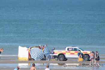 Man uit zee gehaald en gereanimeerd op het strand: “Een redder sprong van de boot het water in”