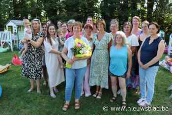 Collega’s en ukken zwaaien Regine uit.