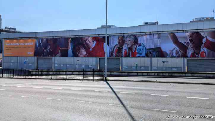 Mega spandoek van Ajax-sponsor beklad in Eindhoven, Ziggo kaatst bal terug