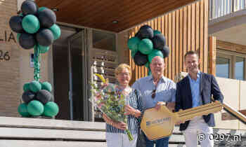 Eerste bewoners krijgen de sleutels van hun nieuwe appartement in Thamenhof Uithoorn