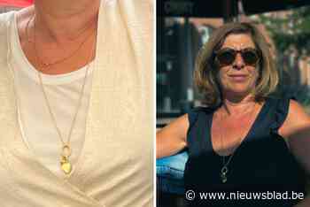 Chantal (62) vindt verloren hangertje met assen van vader in mum van tijd terug: “Ik ben zo dankbaar”