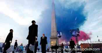 Paralympische Spelen van start, Carina de Rooij en Daniel Abraham Gebru dragen Nederlandse vlag op Champs-Élysées