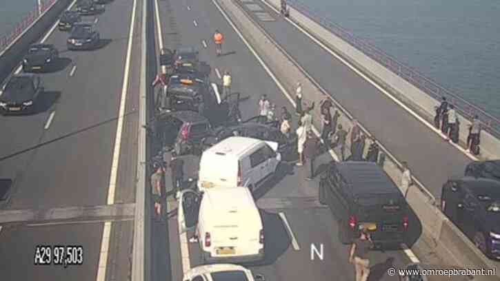 Kettingbotsing op Haringvlietbrug: verkeersproblemen van en naar Brabant