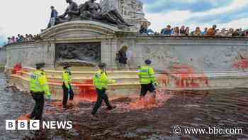 Protesters guilty after Victoria fountain dyed red