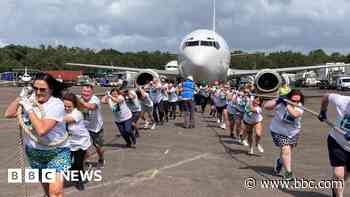 In pictures: Hundreds pull Boeing 737 for charity