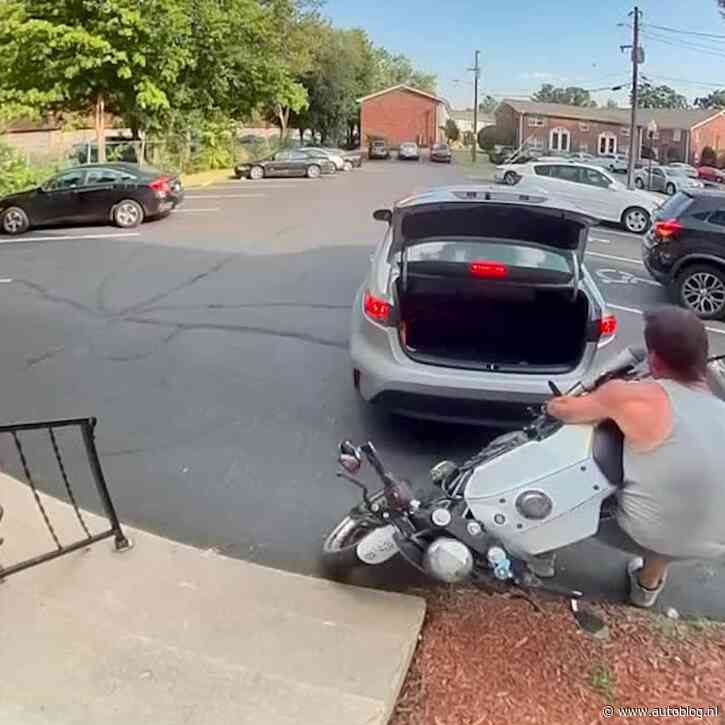 Video: Dief denkt wel even motorfiets te stelen