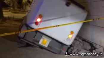 Tor Marancia, spazzatrice sprofonda nel marciapiede