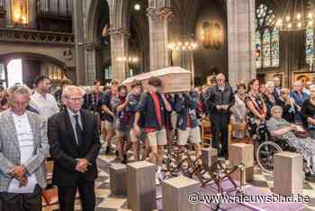 Volle basiliek en chiro nemen afscheid van Jeff
